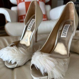 Womens Badgley Mischka Piper Platform Feather Peep Toe Dress Pumps - White